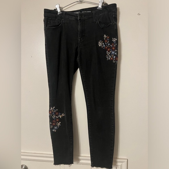 Massimo Black floral Embroidered Mid‎ Rise Skinny Distressed Women's Jeans 8/29 - Picture 1 of 5